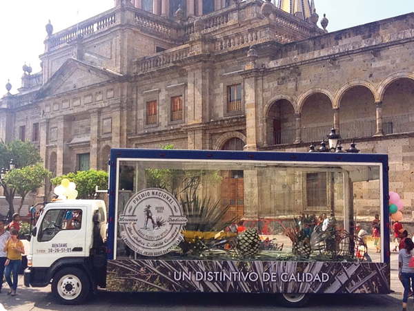 Apa Vip Plataforma Valla M�vil en Manzanillo Tequila El Patriarca Desfile